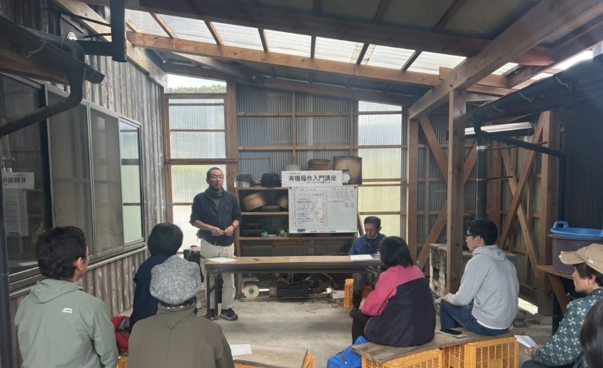 講座の初めはオリエンテーションと座学
講師二人のそれぞれの稲作について講義がありました。