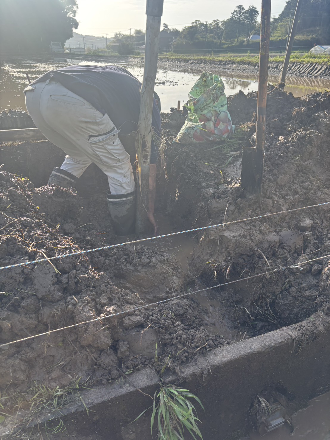 暗渠周りはドロドロです